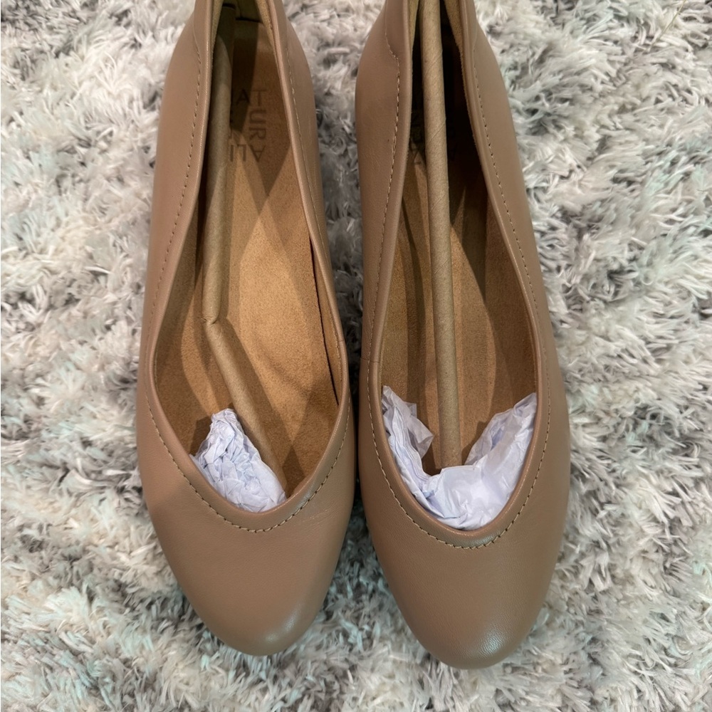 Naturalizer women’s flats  size 8.5 -wide-color tan leather
New with box